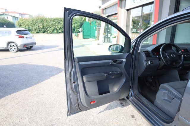 VOLKSWAGEN Touran usata, con Pneumatici quattro stagioni
