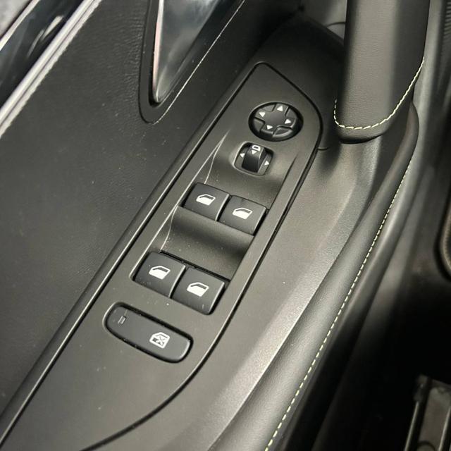 PEUGEOT 2008 usata, con Autoradio digitale