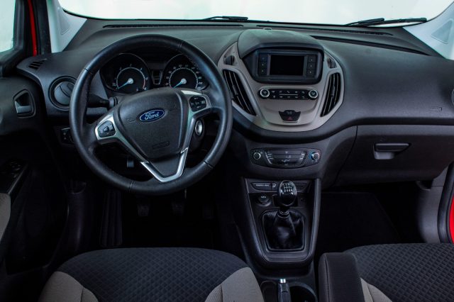 FORD Tourneo Courier usata, con Autoradio digitale