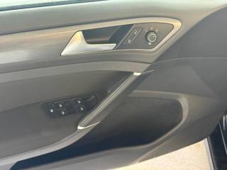 VOLKSWAGEN Golf usata, con Airbag testa