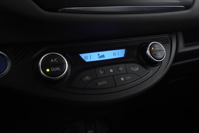 TOYOTA Yaris usata 9