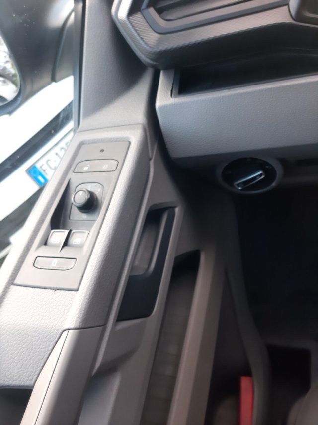 VOLKSWAGEN Transporter usata, con Isofix
