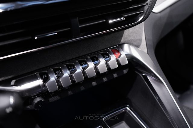 PEUGEOT 5008 usata, con Touch screen