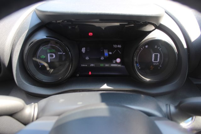 TOYOTA Yaris usata, con Fari LED