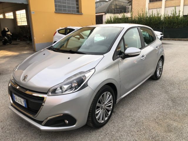 PEUGEOT 208 usata, con Autoradio