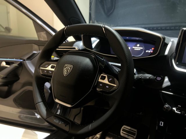 PEUGEOT 2008 usata, con Sensori di parcheggio posteriori