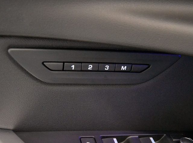 JAGUAR XE usata, con Autoradio
