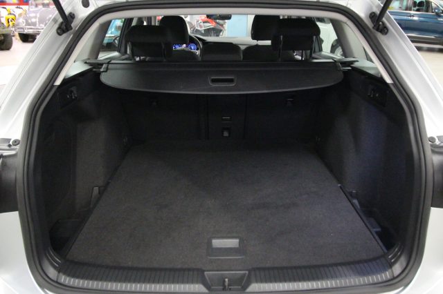 VOLKSWAGEN Golf Variant usata, con Luci diurne LED