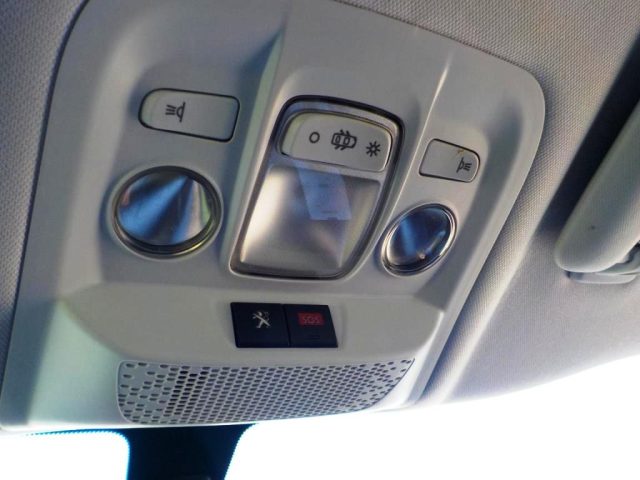 PEUGEOT 2008 usata, con Airbag testa