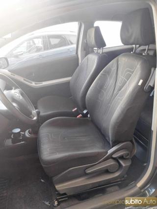 TOYOTA Yaris usata, con Sedile posteriore sdoppiato