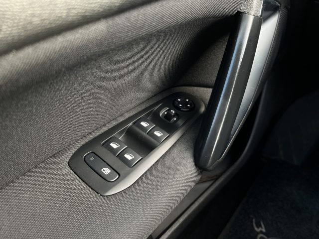 PEUGEOT 308 usata, con Sensori di parcheggio posteriori