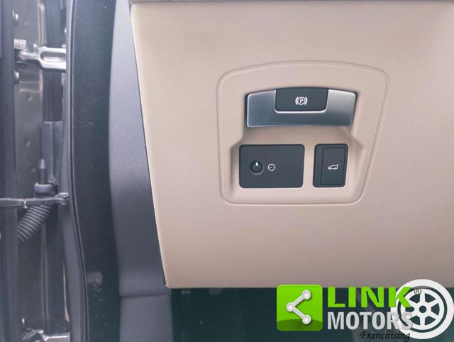 LAND ROVER Range Rover Velar usata, con Autoradio