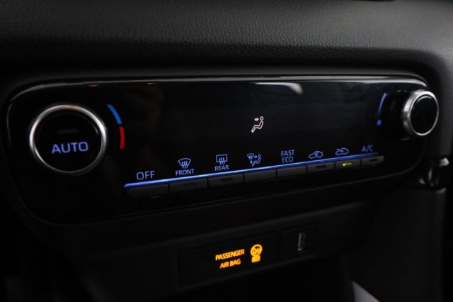 TOYOTA Yaris usata 11