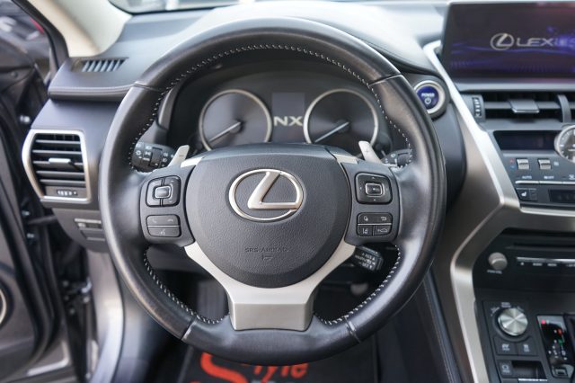 LEXUS NX 300h usata, con Leve al volante