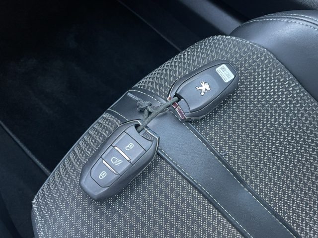PEUGEOT 2008 usata, con Sensori di parcheggio posteriori