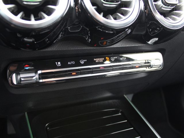 MERCEDES-BENZ GLB 180 usata, con Volante multifunzione
