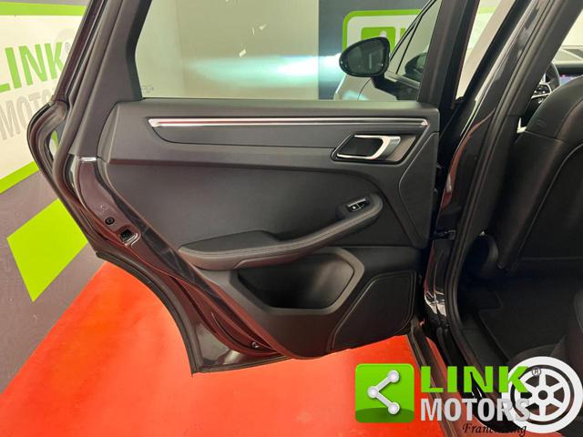PORSCHE Macan usata, con Park Distance Control