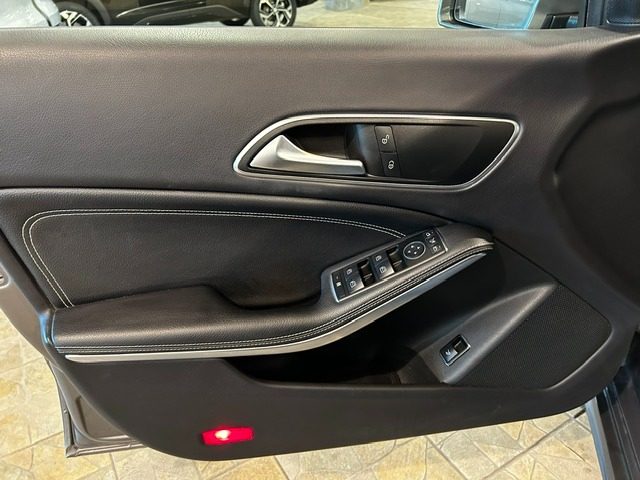 MERCEDES-BENZ CLA 200 usata, con Park Distance Control