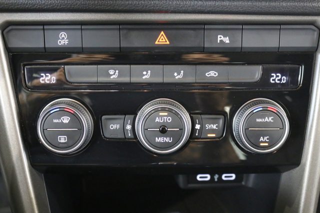 VOLKSWAGEN T-Roc usata, con Leve al volante