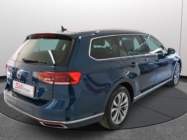 VOLKSWAGEN Passat Variant usata, con Airbag