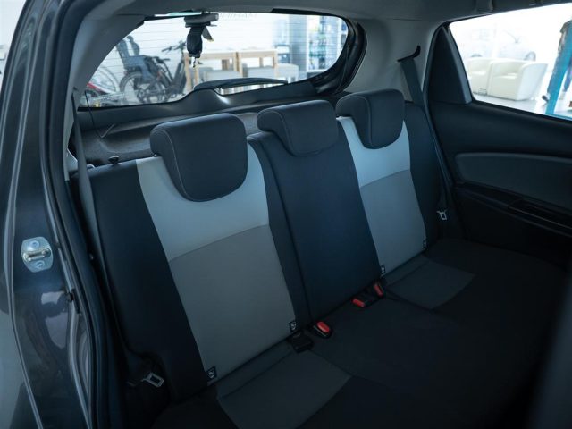 TOYOTA Yaris usata, con Volante in pelle