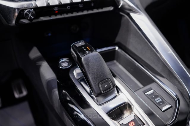 PEUGEOT 5008 usata, con Touch screen