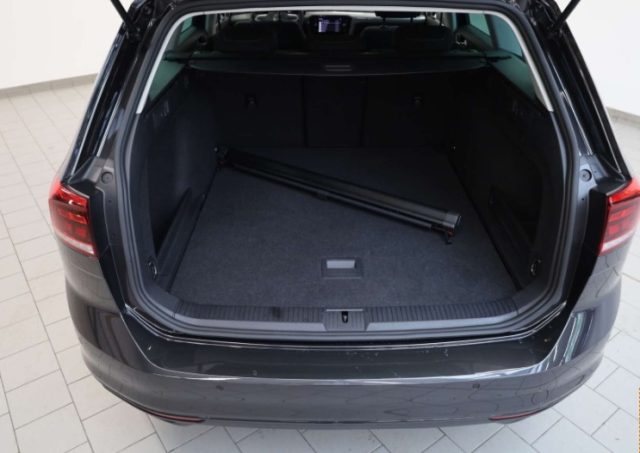 VOLKSWAGEN Passat Variant usata, con Volante in pelle