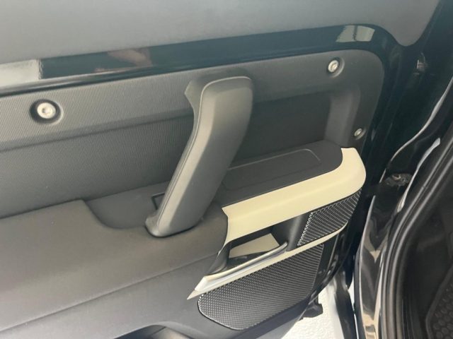 LAND ROVER Defender usata, con Bluetooth