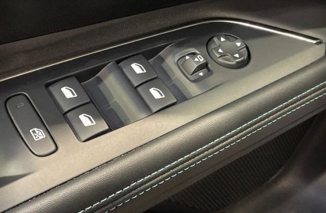PEUGEOT 5008 usata, con Autoradio digitale