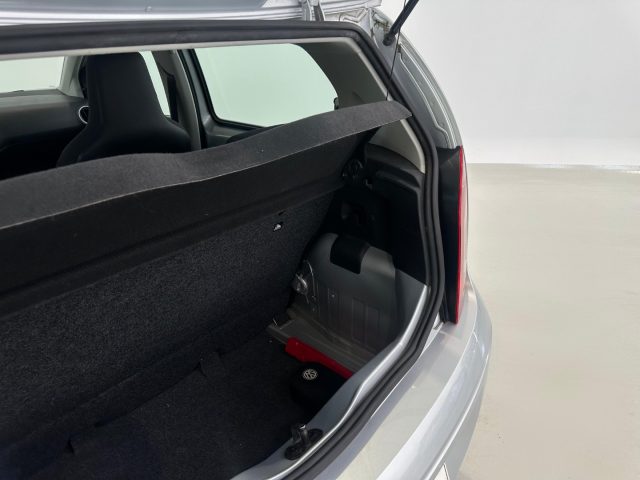 VOLKSWAGEN up! usata, con Sistema di navigazione