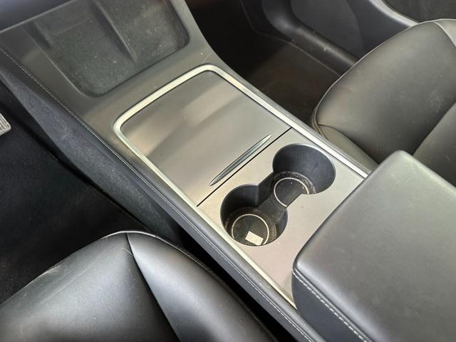 TESLA Model Y usata, con USB