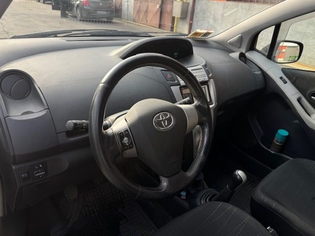 TOYOTA Yaris usata, con Airbag testa