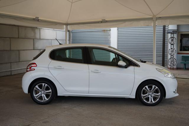 PEUGEOT 208 usata, con Autoradio