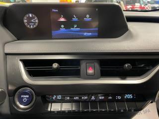 LEXUS UX 250h usata, con Volante in pelle