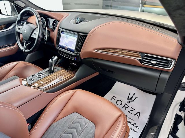 MASERATI Levante usata, con Fendinebbia