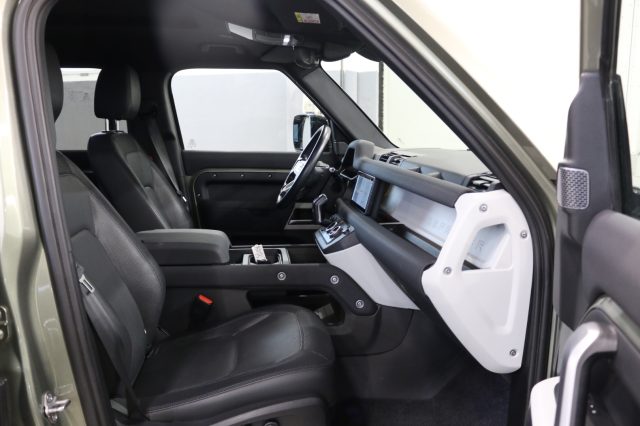 LAND ROVER Defender usata, con Autoradio digitale