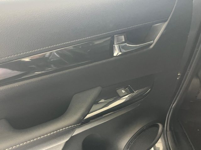 TOYOTA Hilux usata, con Riconoscimento dei segnali stradali