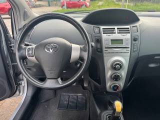 TOYOTA Yaris usata 15
