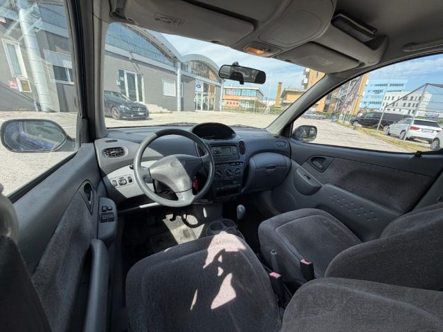 TOYOTA Yaris usata 17