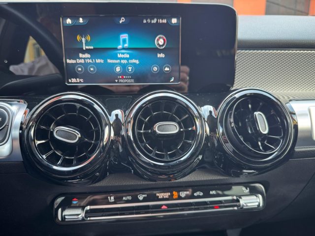 MERCEDES-BENZ GLB 200 usata, con Controllo automatico clima