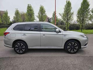 MITSUBISHI Outlander usata, con Autoradio