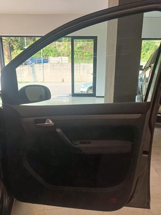 VOLKSWAGEN Touran usata, con Servosterzo