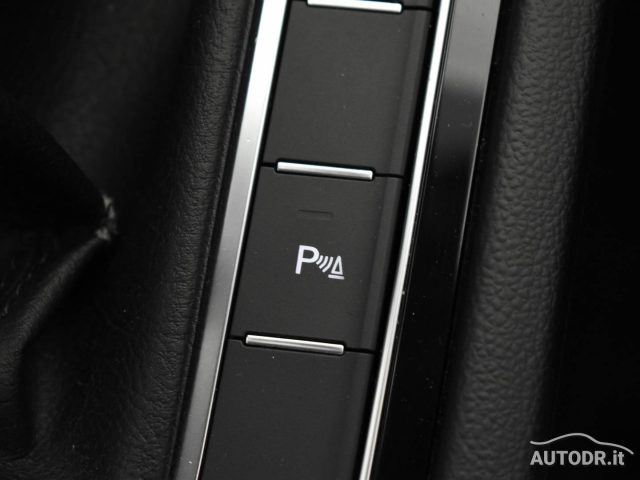 VOLKSWAGEN Passat Variant usata, con Sensori di parcheggio anteriori
