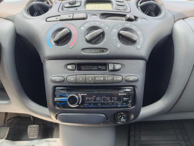 TOYOTA Yaris usata 18