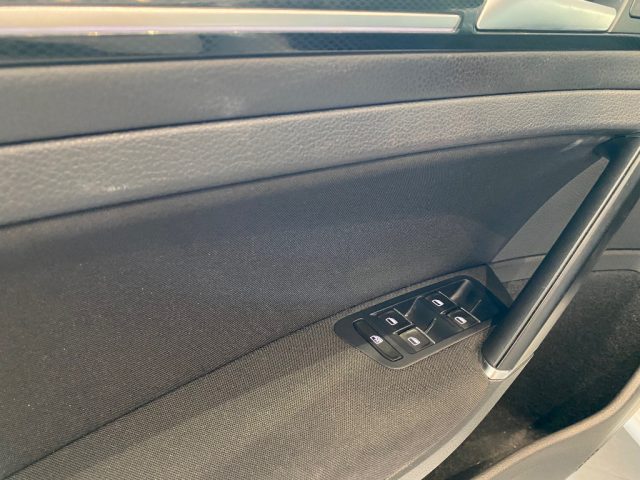 VOLKSWAGEN Golf usata, con Airbag testa