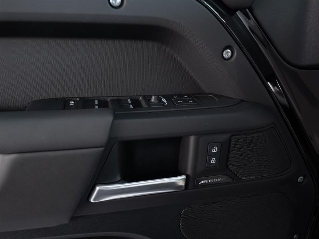 LAND ROVER Defender usata 22