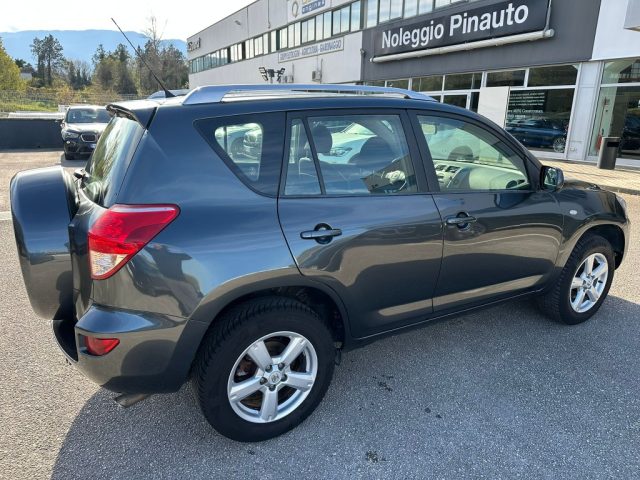 TOYOTA RAV 4 usata, con Autoradio