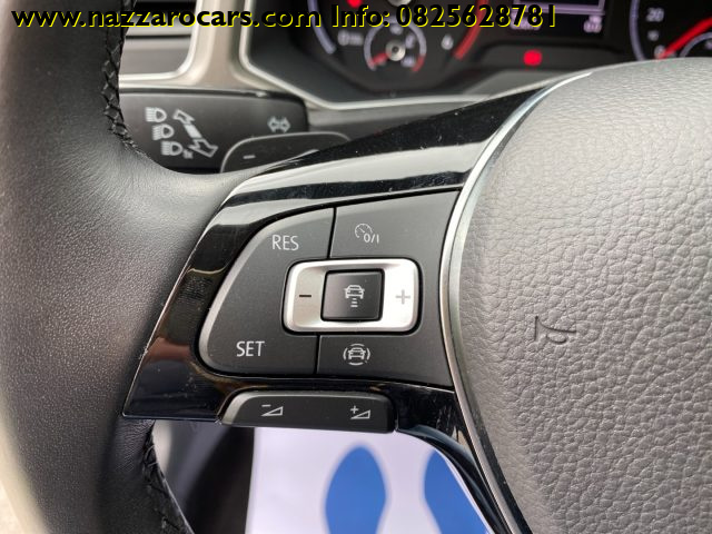 VOLKSWAGEN T-Roc usata, con Leve al volante