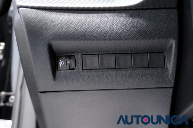 PEUGEOT 2008 usata, con Sensori di parcheggio anteriori