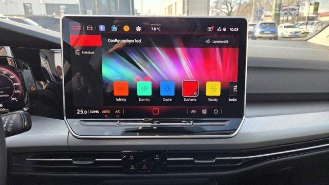 VOLKSWAGEN Golf usata, con Touch screen
